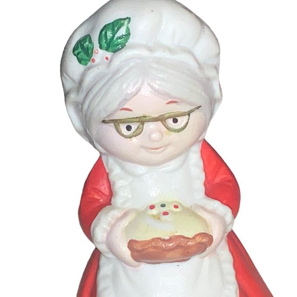 Santa and Mrs Claus Salt and Pepper Shaker Set - Picture 3 of 9